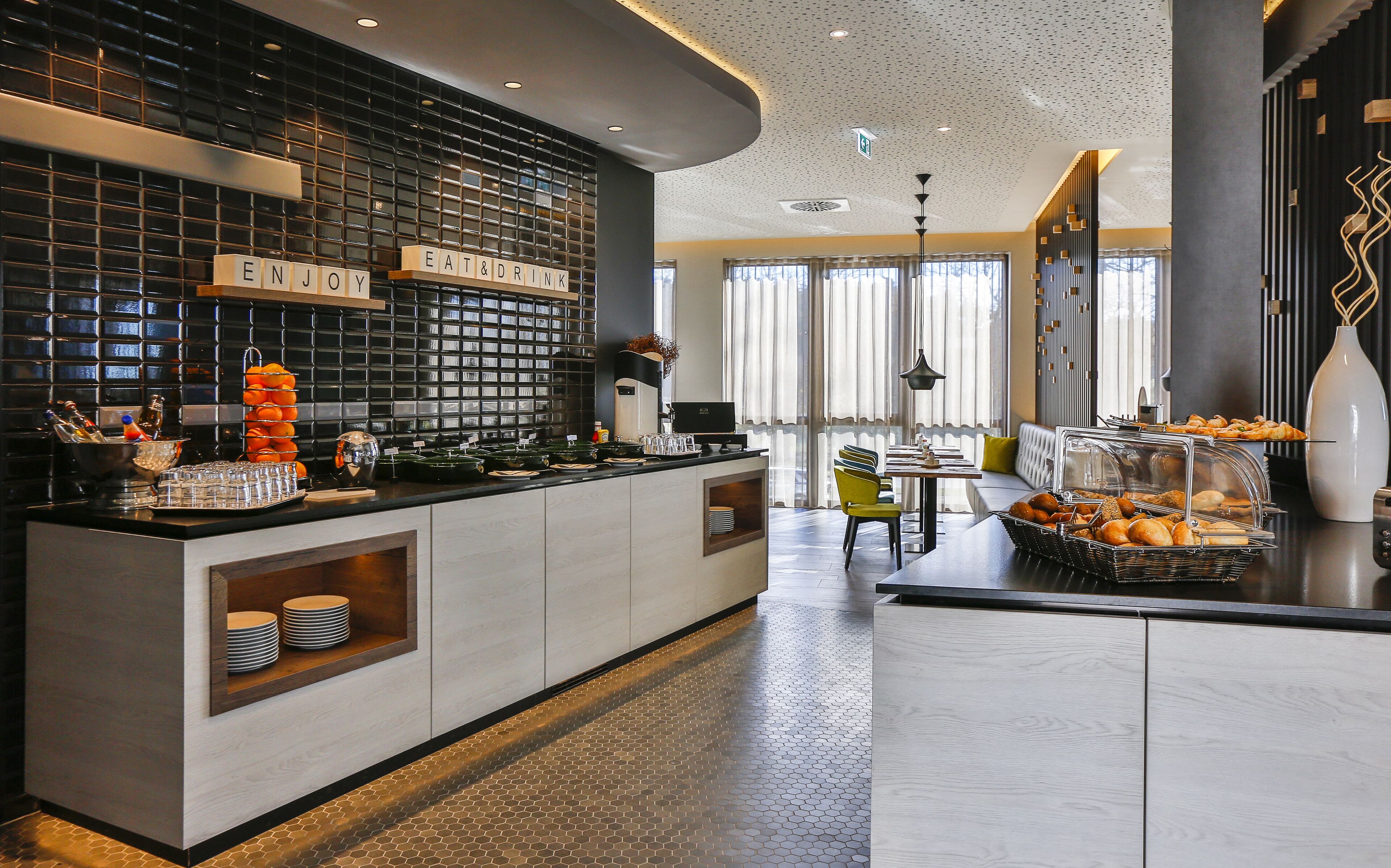 Tägliches Frühstücksbuffet (15 EUR pro Person)