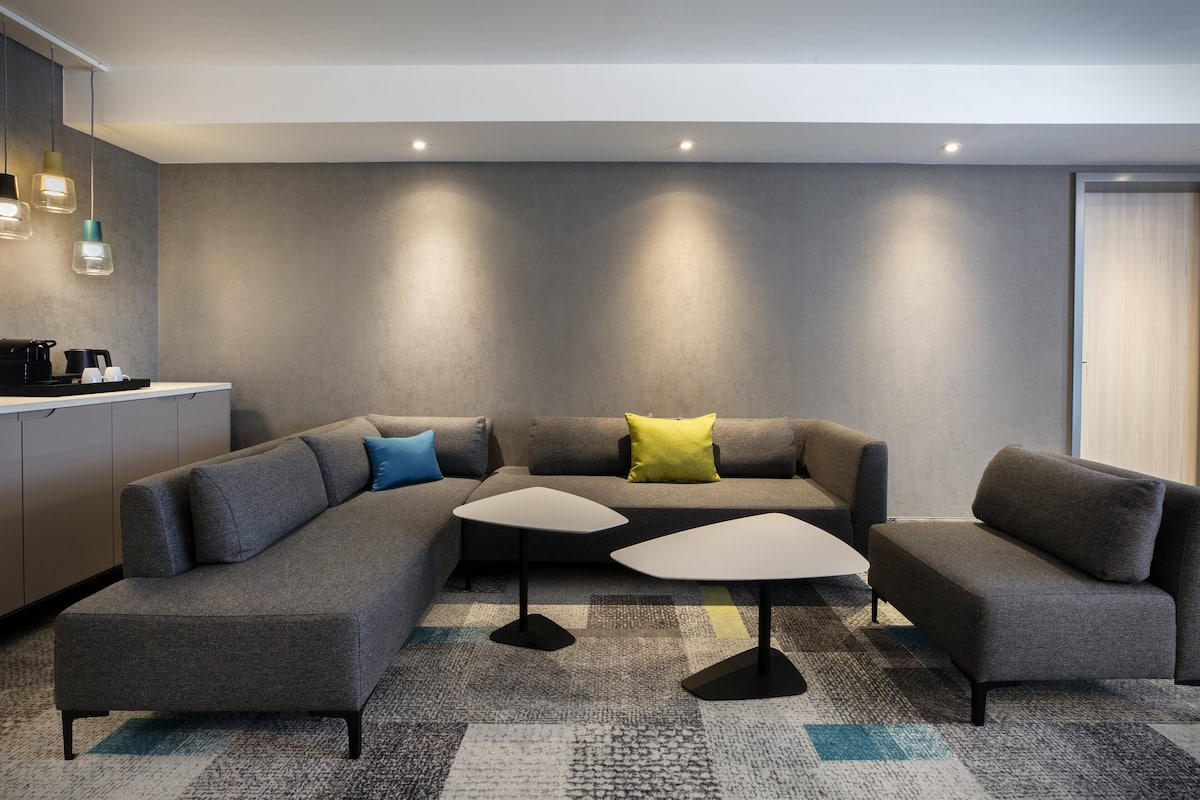 Suite, 1 kingsize bed | Een kluis op de kamer, een bureau, een laptopwerkplek