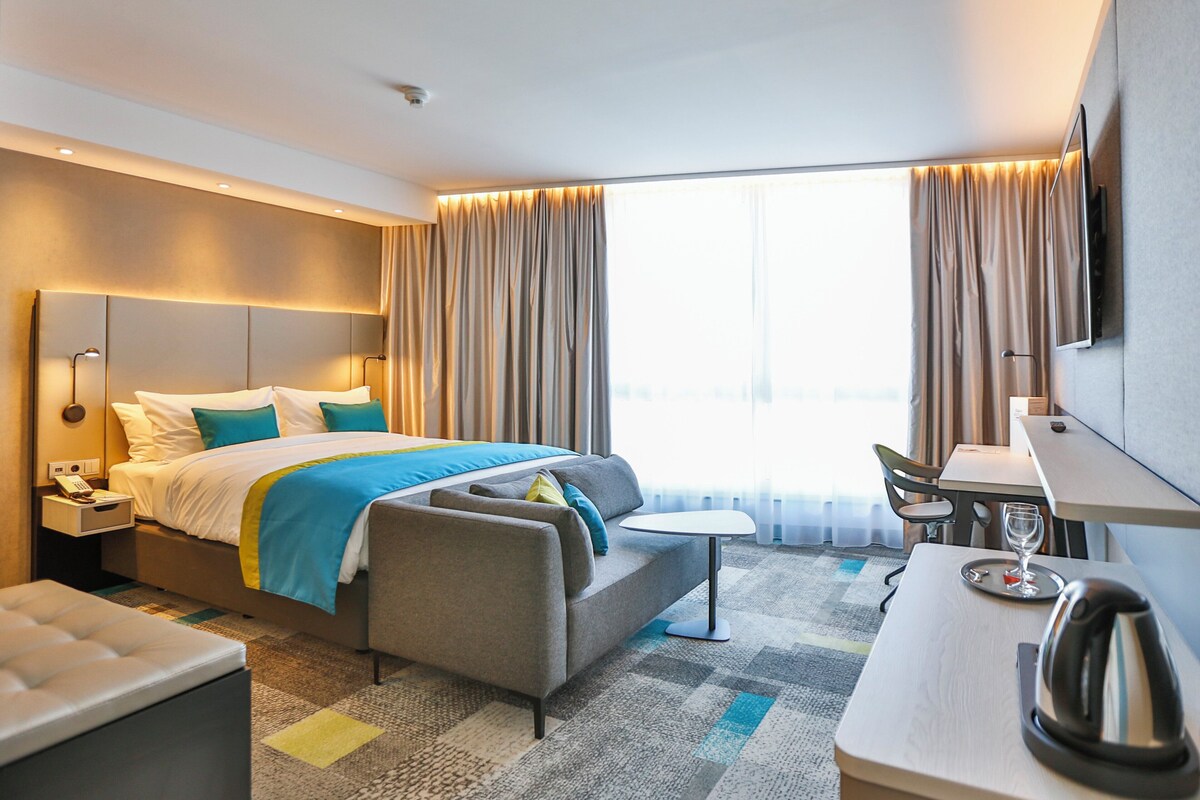 ห้องสแตนดาร์ด, เตียงควีนไซส์ 1 เตียง (Bath Shower Combination) | ตู้นิรภัยในห้องพัก, โต๊ะทำงาน, พื้นที่ทำงานแบบใช้แล็ปท็อป, ผ้าม่านกันแสง