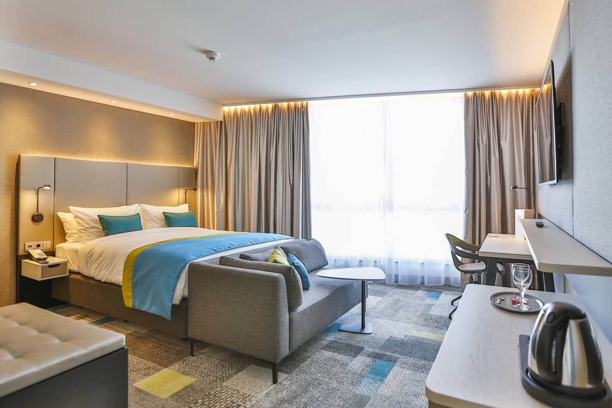 Kamar Standar, 1 Tempat Tidur Queen (Bath Shower Combination) | Brankas, meja kerja, ruang kerja ramah laptop, dan tirai kedap cahaya