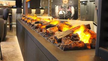 Una zona de bar con una barra larga y una chimenea.