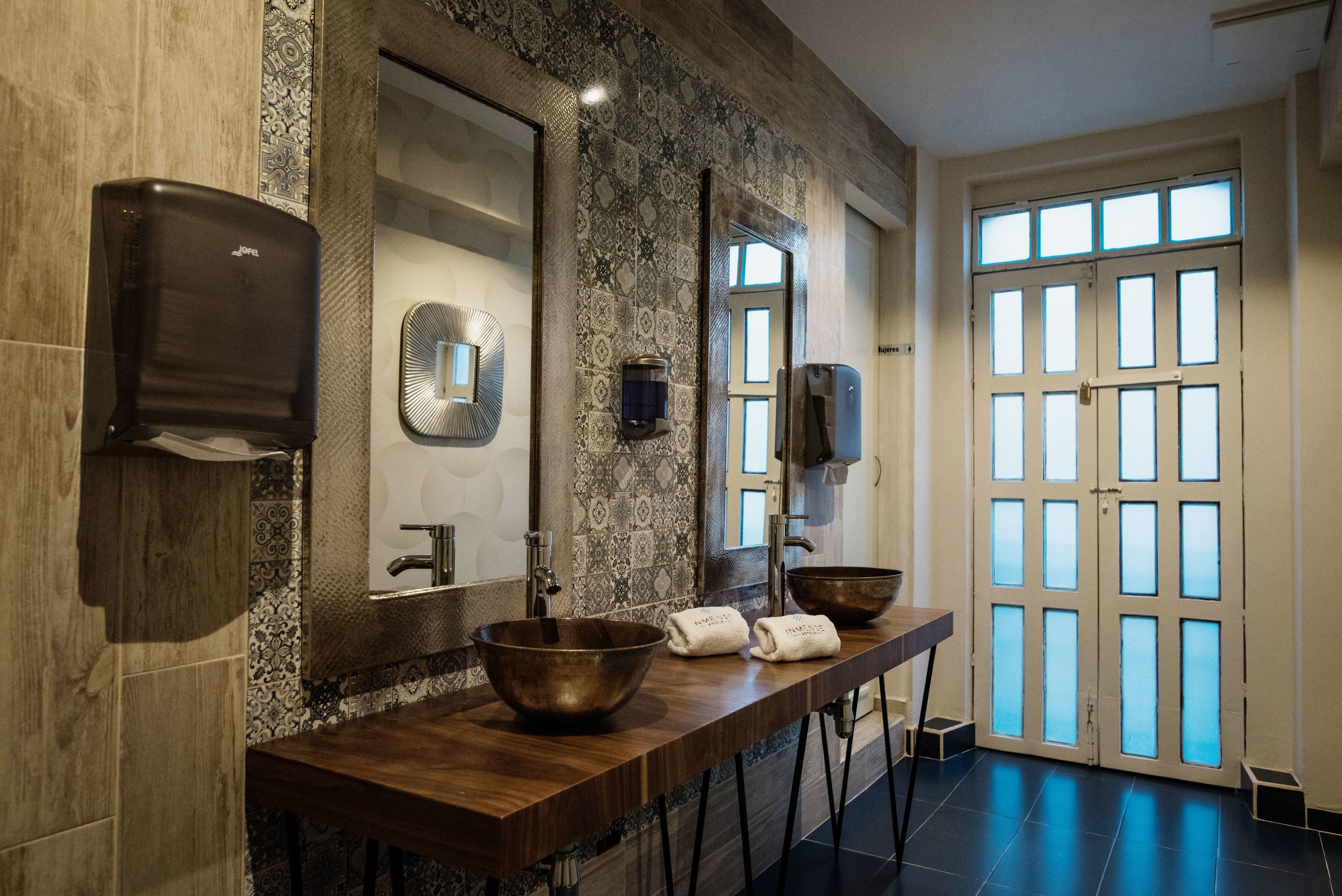 shower, rainfall showerhead, free toiletries, hair dryer