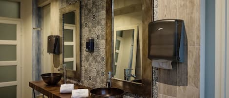 Shower, rainfall showerhead, free toiletries, hair dryer