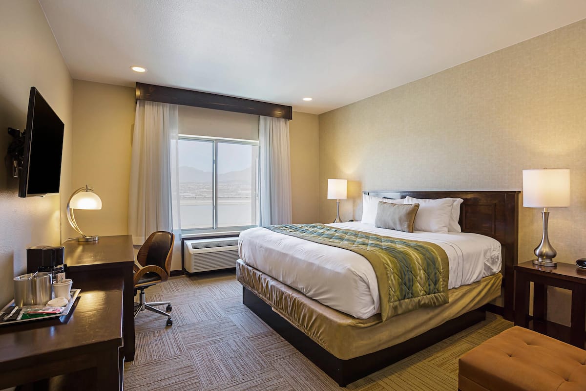 Premium bedding, in-room safe, desk, iron/ironing board