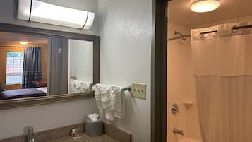 Duschwanne, kostenlose Toilettenartikel, Handtücher, Seife
