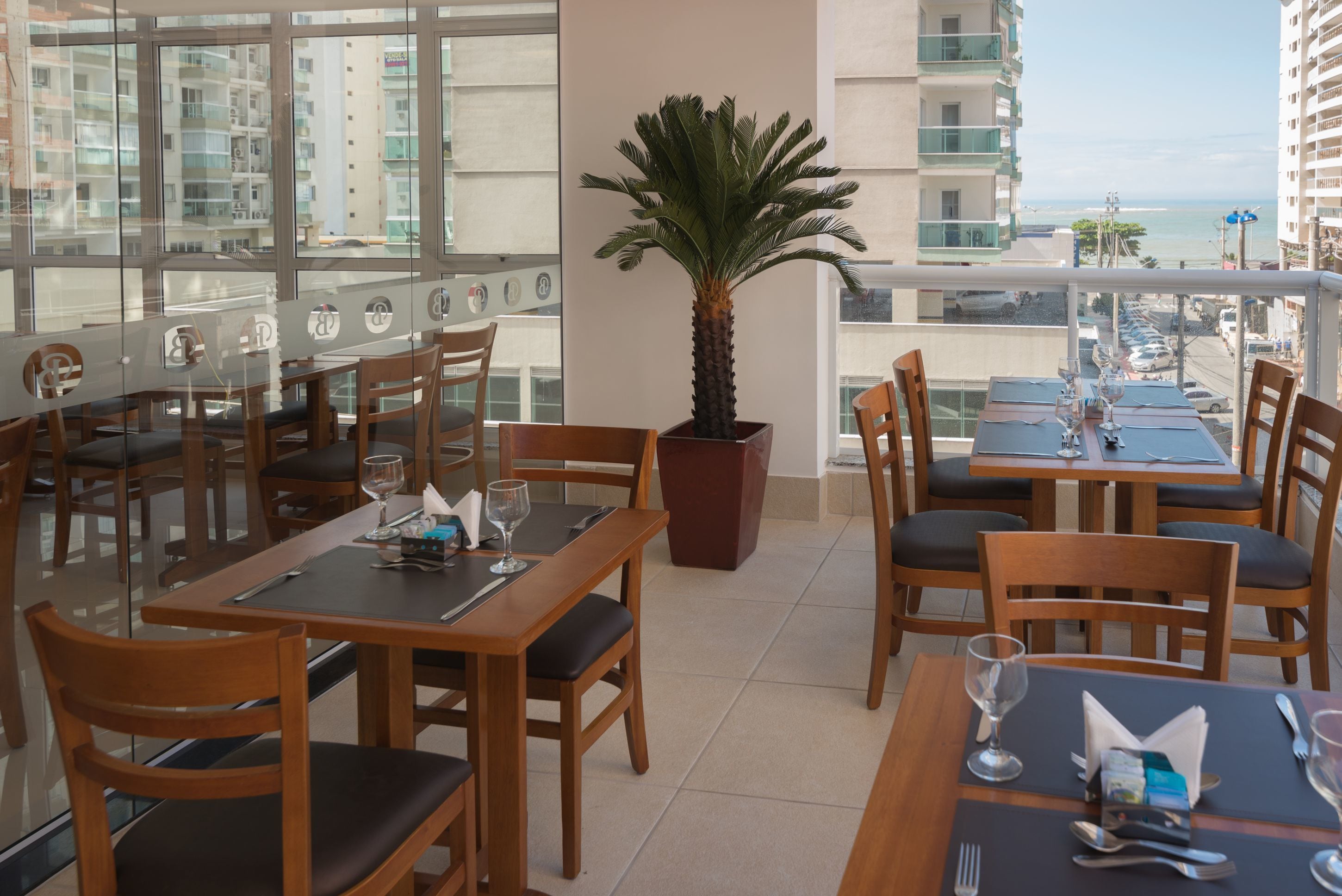 Café da manhã com buffet grátis todos os dias