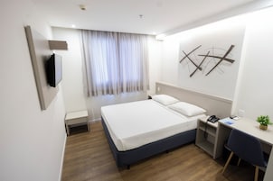 Minibar, caja de seguridad en la habitación y escritorio 
