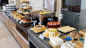 Buffet com diversos alimentos e placa indicando a direção para o EMPURRER.