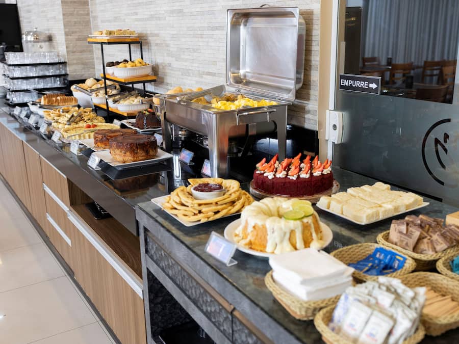 A buffet with various food items and a sign indicating the direction to the EMPURRER.