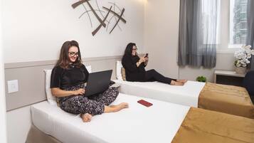 Apartamento, 2 camas de solteiro | Frigobar, cofres nos quartos, escrivaninha, quartos à prova de som