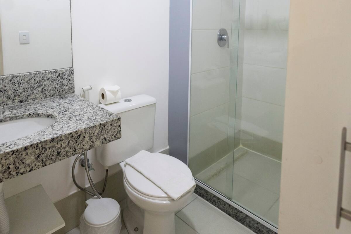 Ducha, artículos de higiene personal ecológicos y secador de pelo