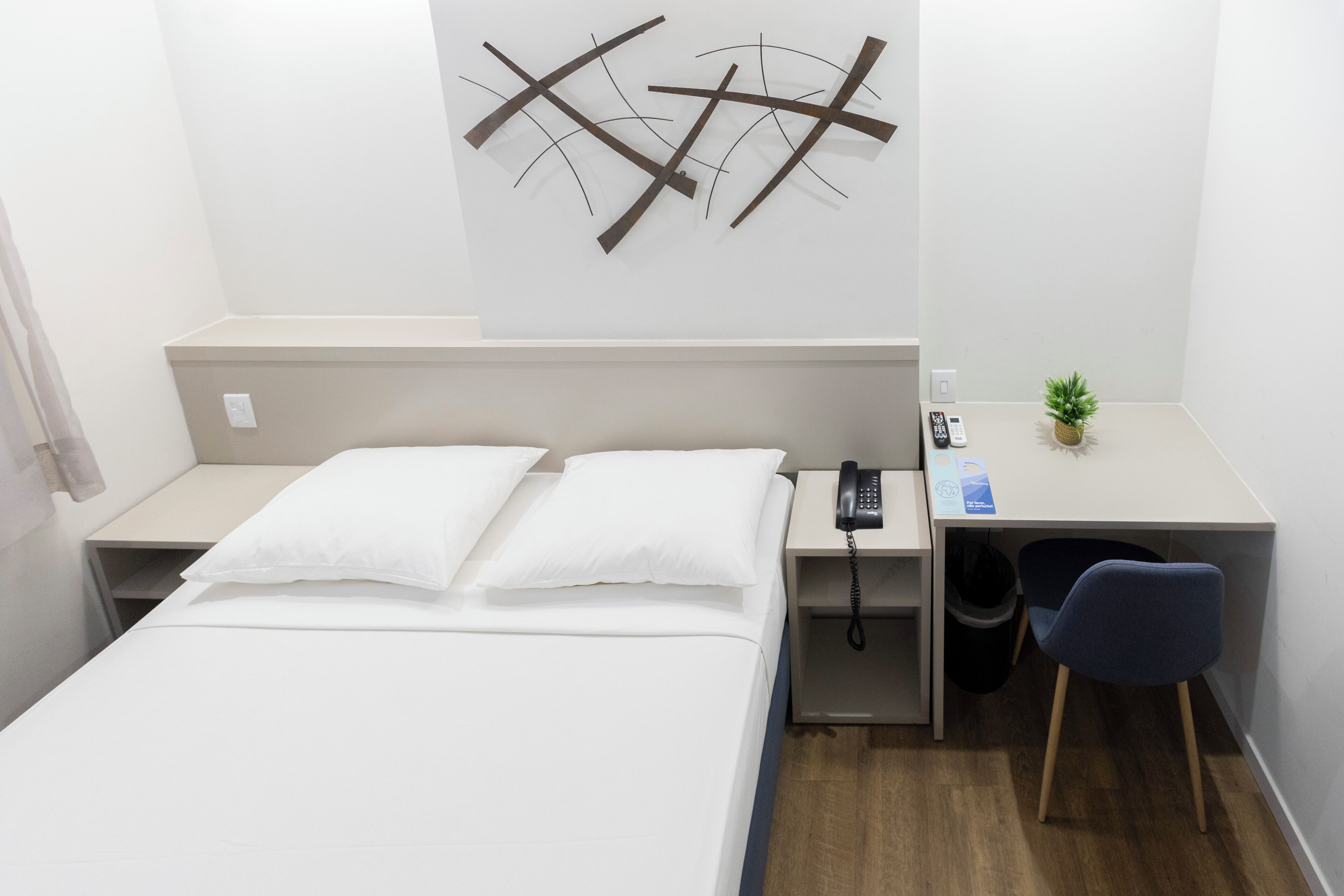 Apartamento, 1 cama doble, accesible en silla de ruedas | Minibar, caja fuerte, escritorio y sistema de insonorización