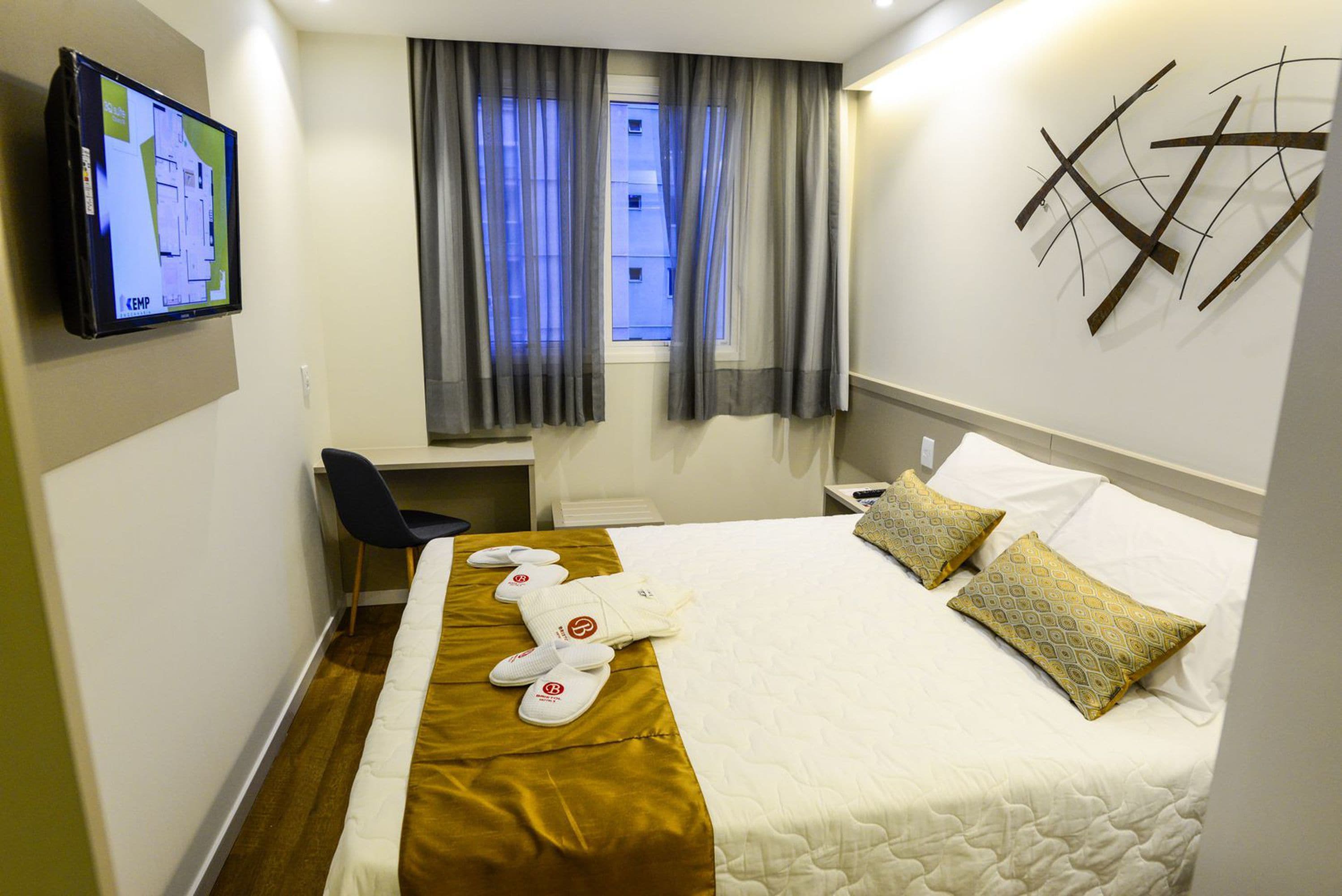 double room | minibar, in-room safe, desk, soundproofing