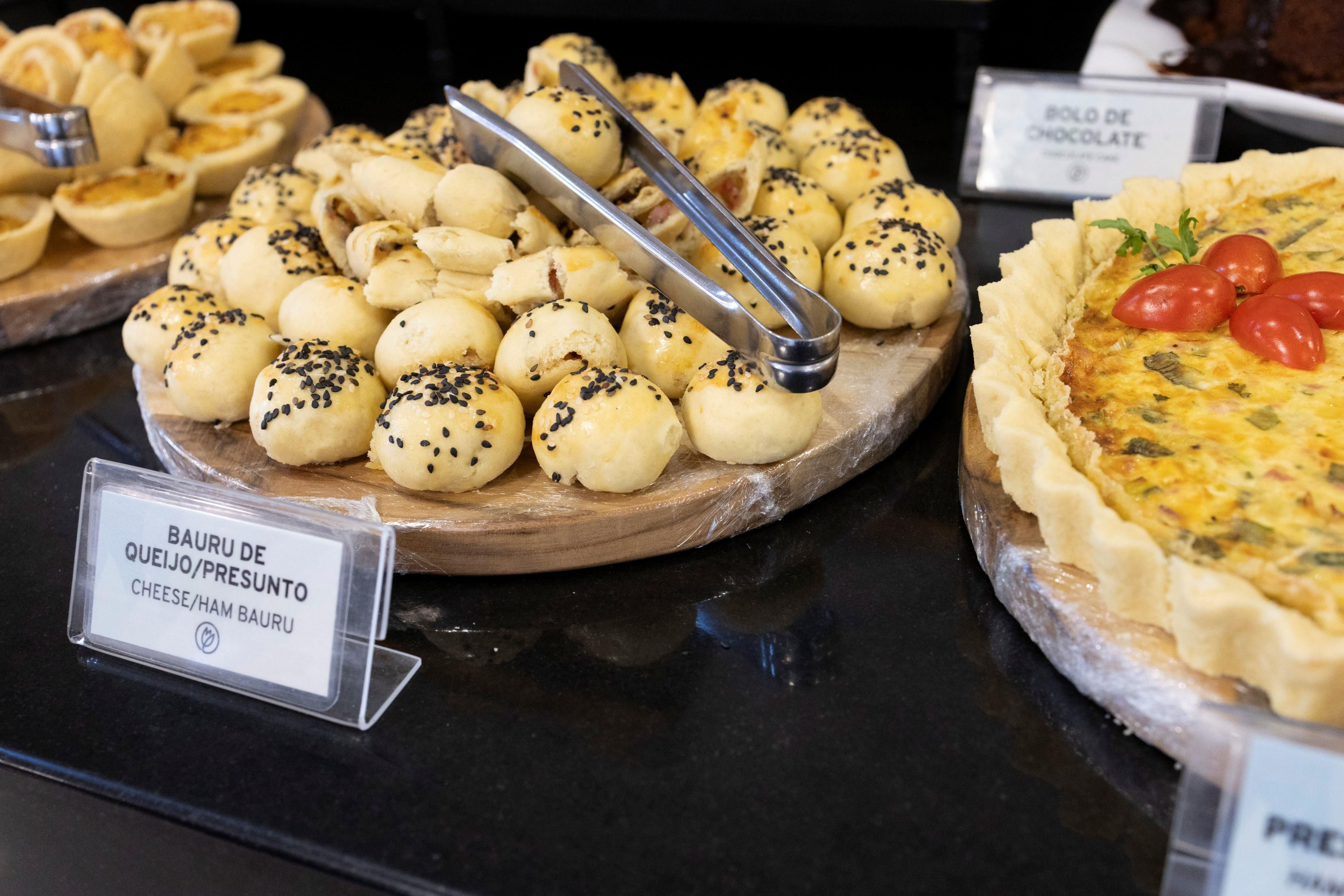 On pouvait y admirer une variété de produits de boulangerie, notamment des petits pains et une quiche.