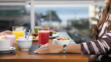 Petit déjeuner, déjeuner et dîner servis sur place