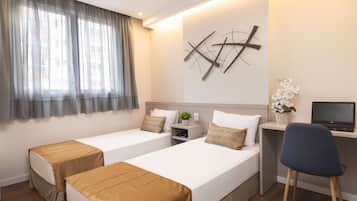 Minibar, caja de seguridad en la habitación y escritorio