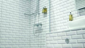 Luksus-dobbeltrom | Bad | Toalettartikler (inkludert), hårføner, håndklær og såpe