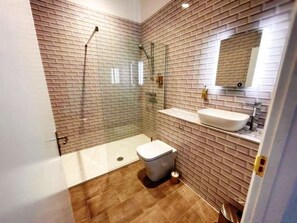 Luxury plus room | Bathroom