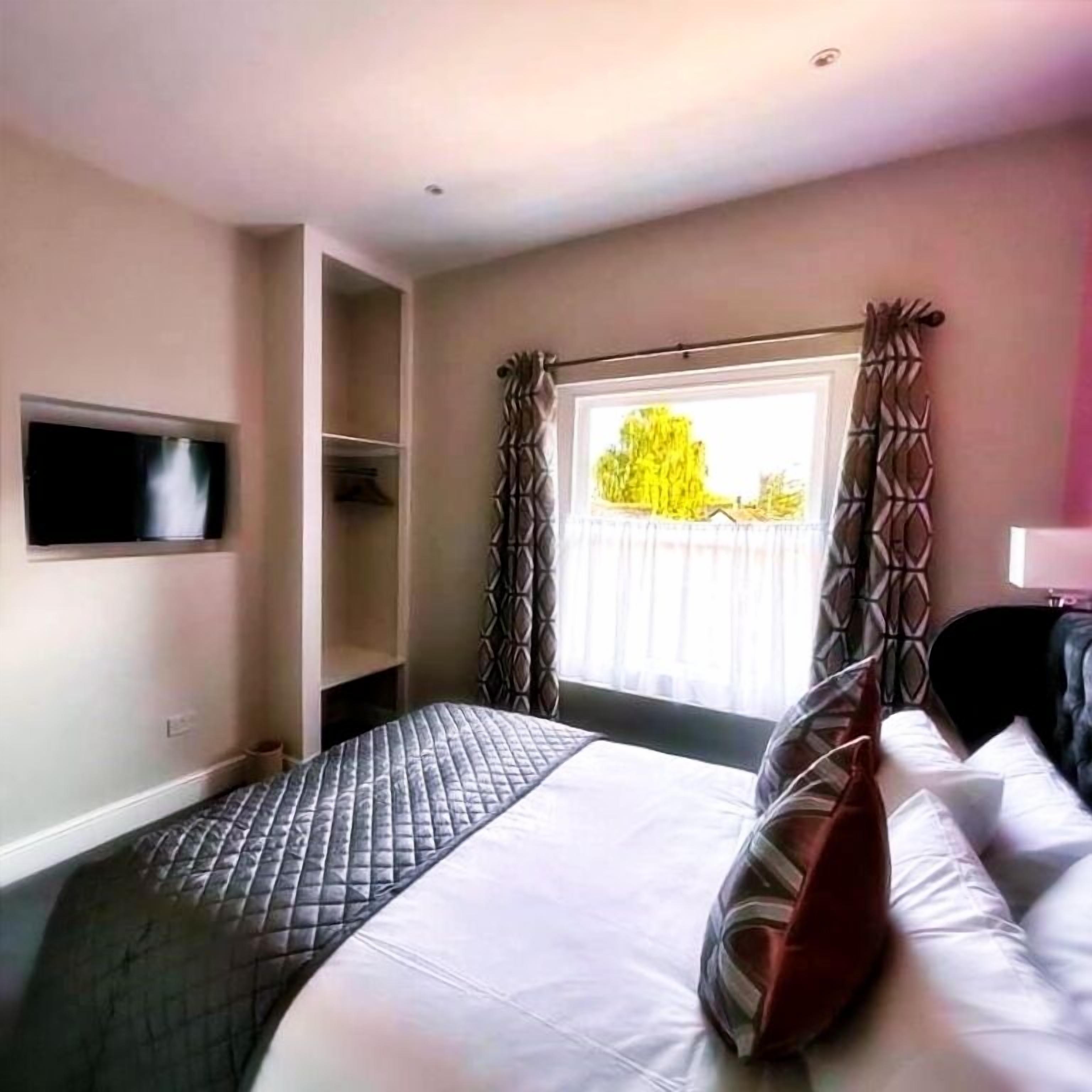 Luksus-dobbeltrom | Sengetøy av topp kvalitet, memory foam-senger og individuelt dekorert