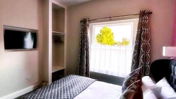 Luksus-dobbeltrom | Sengetøy av topp kvalitet, memory foam-senger og individuelt dekorert