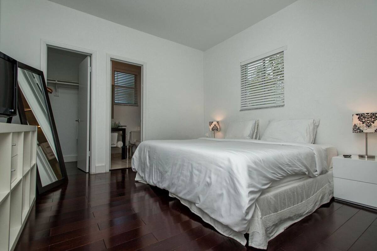Luxury Villa, 5 Bedrooms, Ocean View (Villa Majestic, 1372 S Venetian Way) | Desk, iron/ironing board, free WiFi