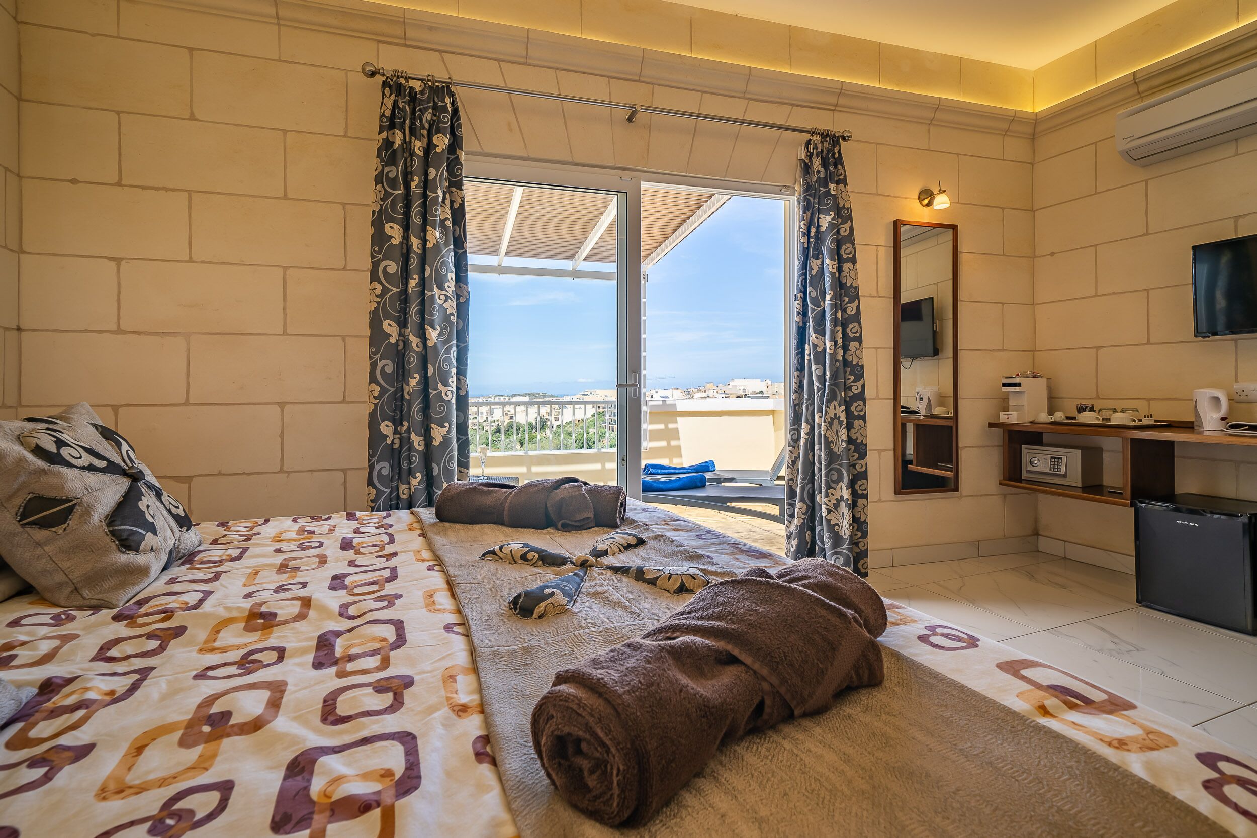 superior room, terrace, sea view | bathroom | shower, free toiletries, hair dryer, towels