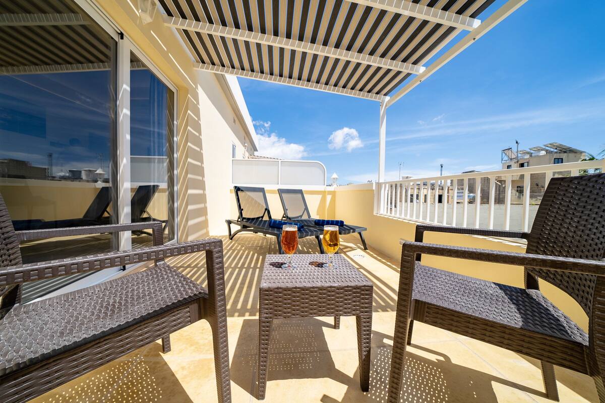 Superior Room, Terrace | In-room safe, iron/ironing board, WiFi (free), bed sheets