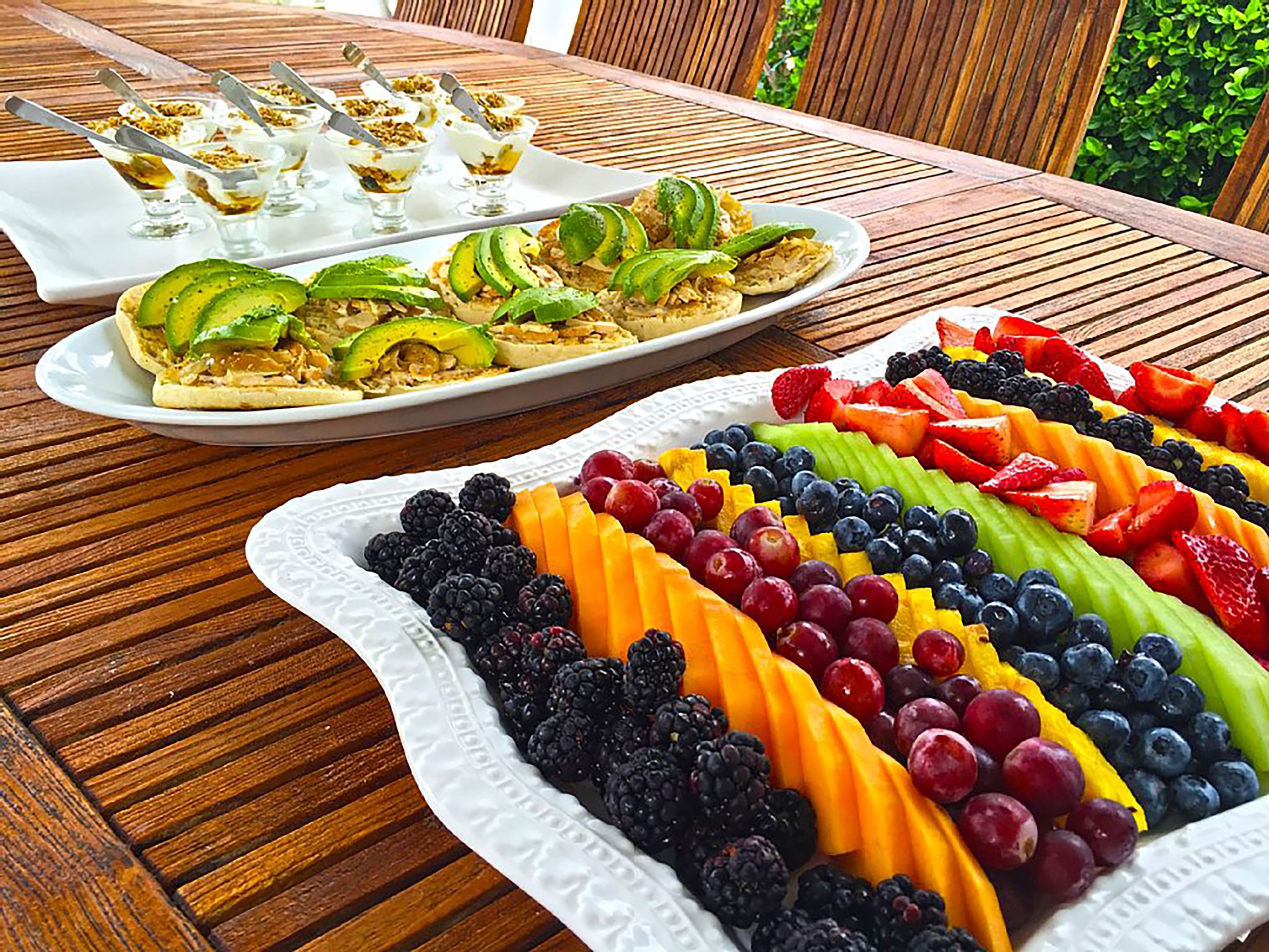 Et bord med frugtfat og dessertfad.
