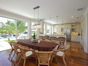 Luxury Villa, 5 Bedrooms, Ocean View | In-room dining