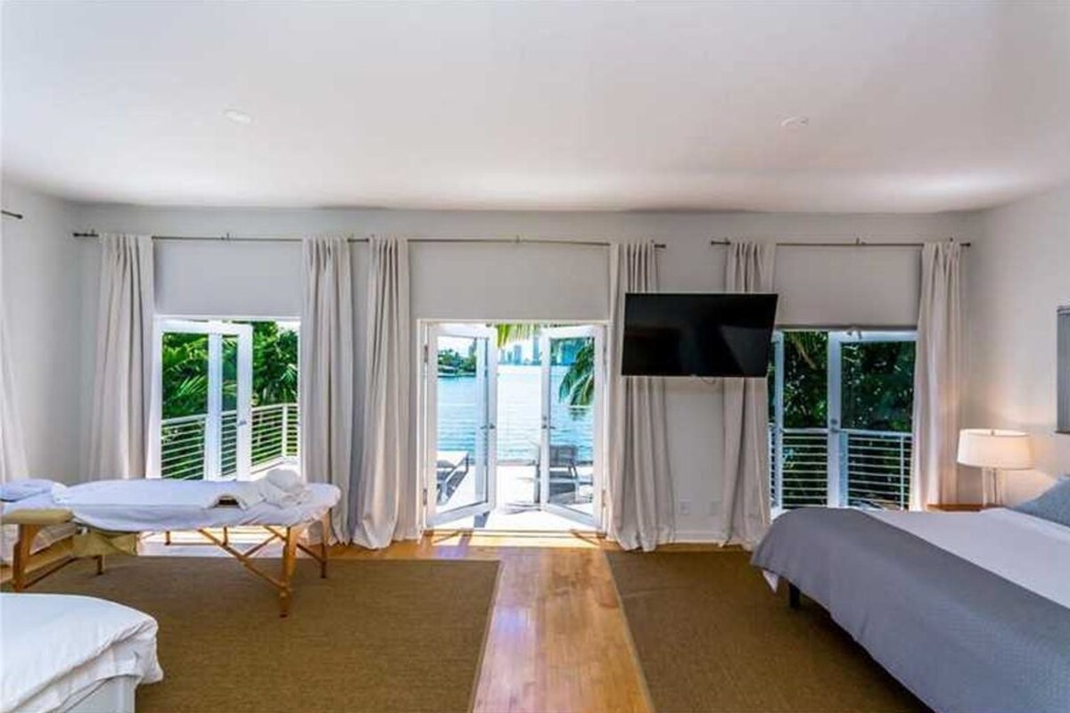 Villa Luxury, 6 camere da letto, vista oceano (Villa Lausanne, 720 West Dilido Drive) | Una scrivania, ferro/asse da stiro, Wi-Fi gratuito