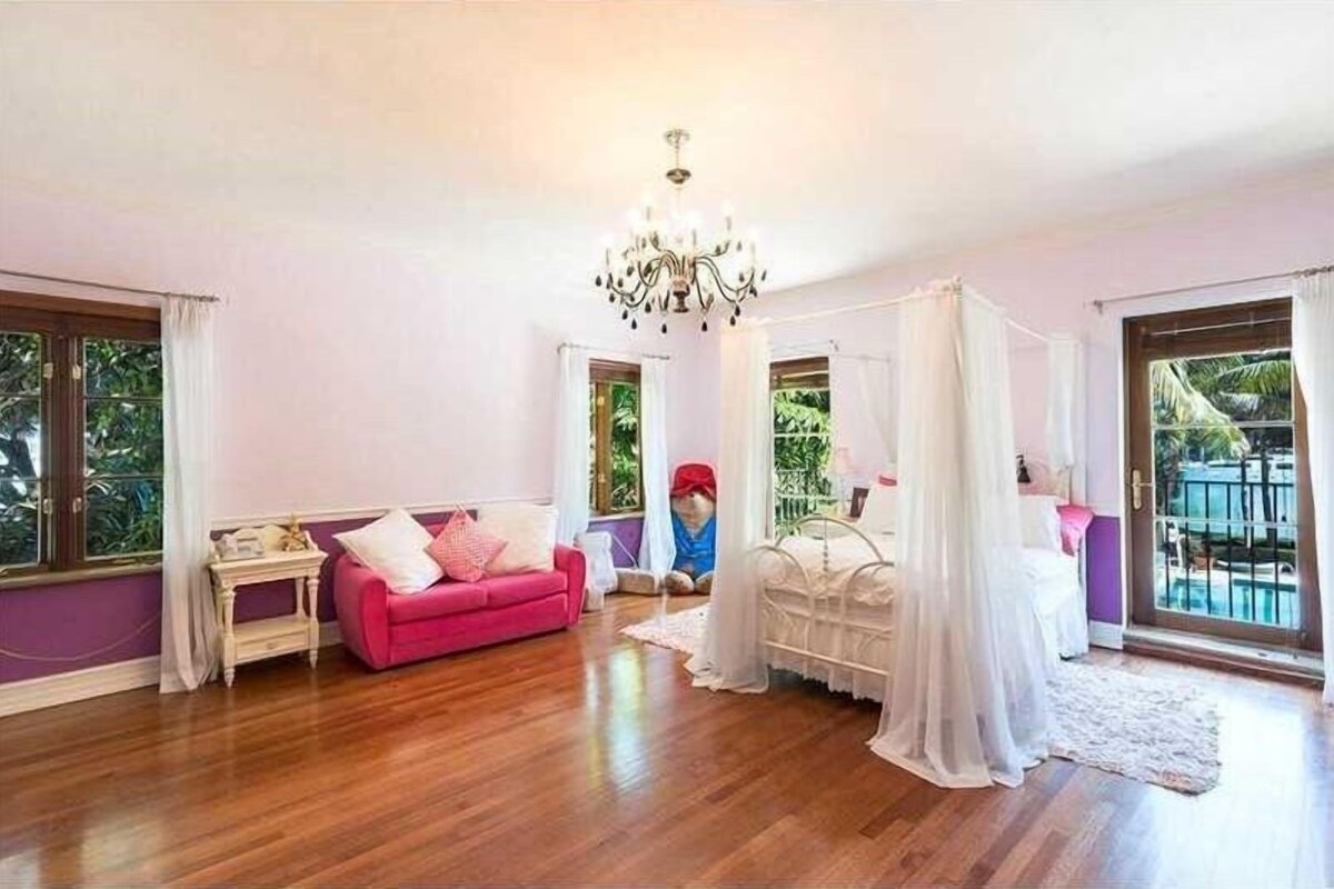 Villa Luxury, 6 camere da letto, vista oceano (Villa Mirabella, 4855 Pine Tree Drive) | Una scrivania, ferro/asse da stiro, Wi-Fi gratuito