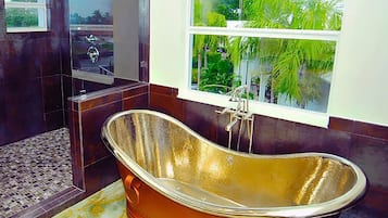 Luxury Villa, 6 Bedrooms, Ocean View | Deep-soaking bathtub