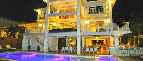 住宿正面 - 傍晚/夜晚