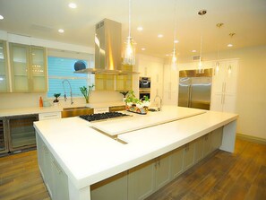 Villa de lujo, 6 habitaciones, vista al océano | Cocina privada | Refrigerador y microondas 