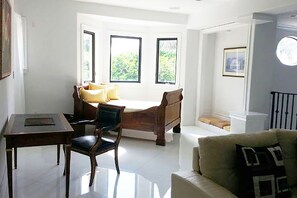 Luksusvilla, bassengutsikt | Oppholdsrom | IPod-dokkingstasjon