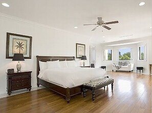 Luksusvilla, bassengutsikt | 9 soverom, skrivebord, strykejern/-brett og wi-fi (inkludert)