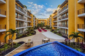 2 outdoor pools, a rooftop pool
