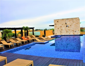 2 outdoor pools, a rooftop pool