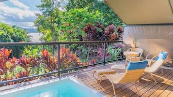 Premium tent, 1 kingsize bed, uitzicht op zee | Een minibar, een kluis op de kamer, individueel gedecoreerd