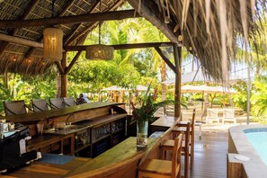Bar junto a la alberca