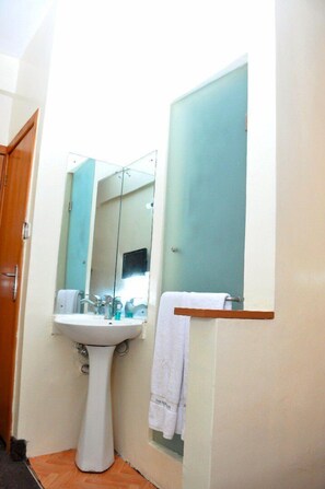 Standard Room, 1 Double Bed | Bathroom