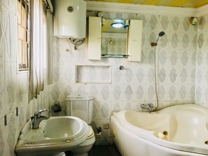 Bathroom - Dalian Guest House (Lagos)