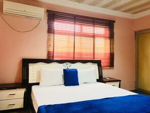 Escritorio, espacio para trabajar con laptop y ropa de cama 