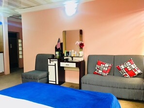 Mini Executive | Bureau, espace de travail pour ordinateurs portables, literie fournie