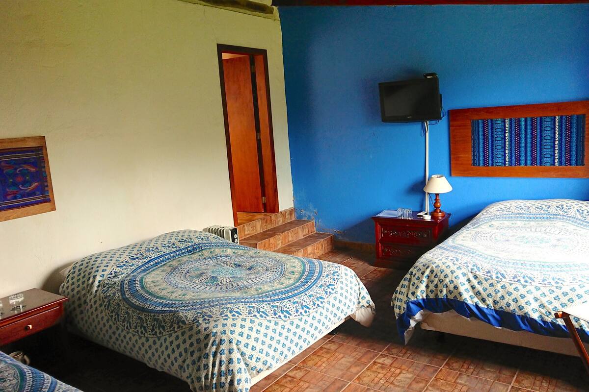 Quarto família, várias camas | 1 quarto, edredons de pluma