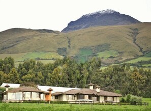 Vista frontal de la propiedad