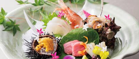 A bowl of sushi with various ingredients and garnishes.