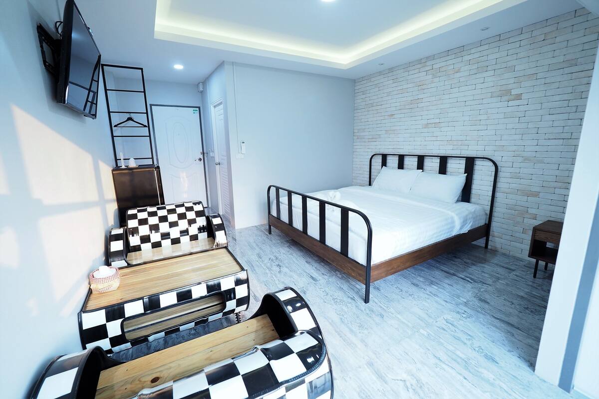 Standard Double Room | Minibar, rollaway beds (surcharge), WiFi (free)