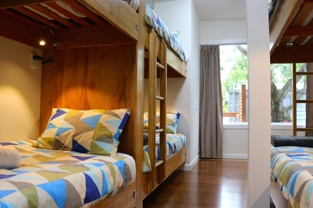 Dormitorio compartido básico, dormitorio mixto (10 Beds) | Camas con pillow-top, cortinas blackout y insonorización