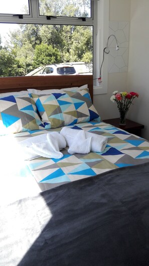 Habitación básica doble | Colchones con acolchado adicional y cortinas opacas